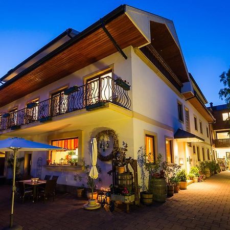 Pension Julia & Haus Elisabeth - Wallner'S Hofheuriger & Weinhof メルビッシュ・アム・ゼー エクステリア 写真
