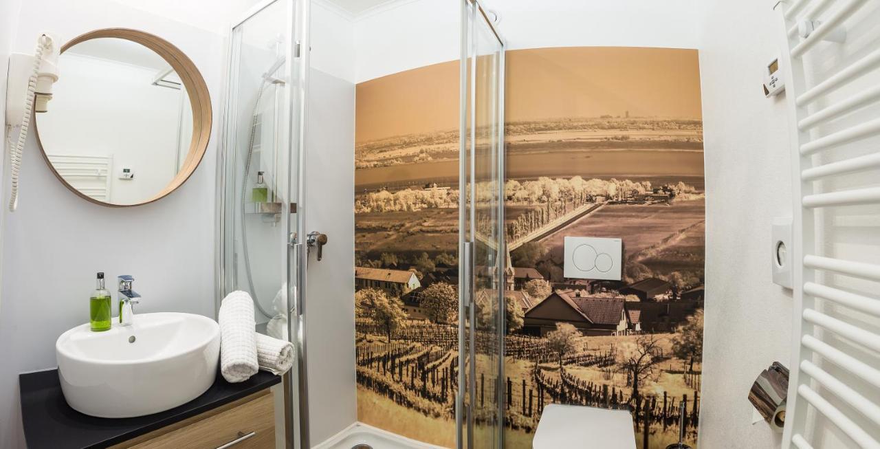 Pension Julia & Haus Elisabeth - Wallner'S Hofheuriger & Weinhof メルビッシュ・アム・ゼー エクステリア 写真