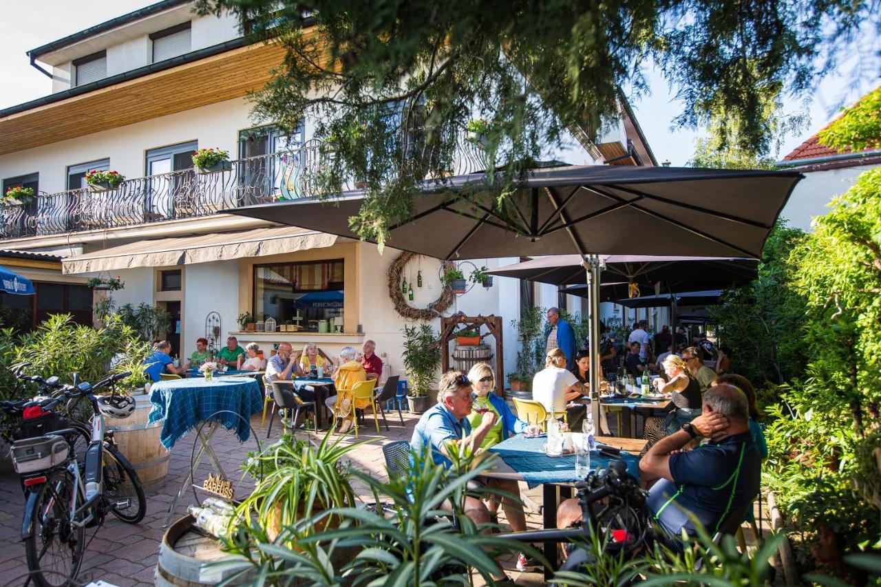 Pension Julia & Haus Elisabeth - Wallner'S Hofheuriger & Weinhof メルビッシュ・アム・ゼー エクステリア 写真