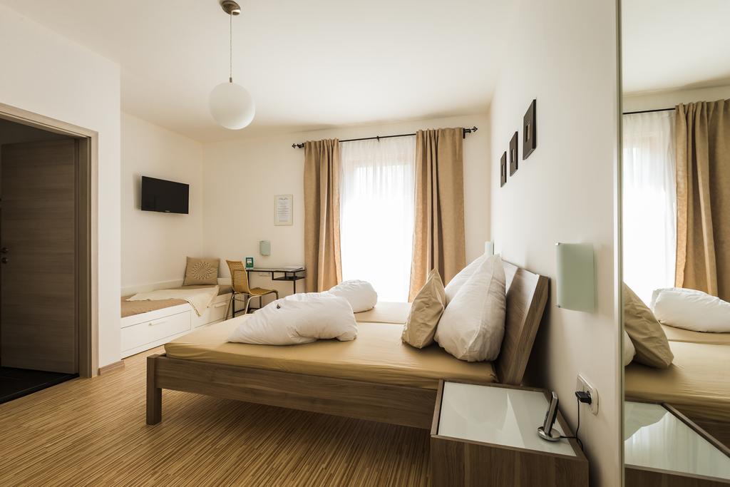 Pension Julia & Haus Elisabeth - Wallner'S Hofheuriger & Weinhof メルビッシュ・アム・ゼー エクステリア 写真
