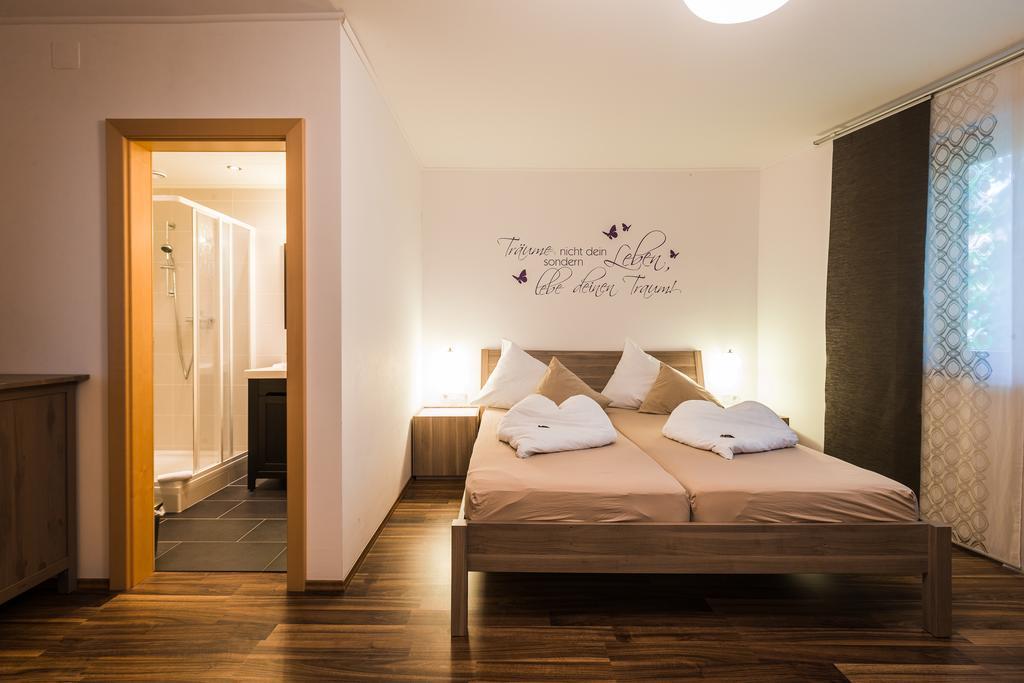 Pension Julia & Haus Elisabeth - Wallner'S Hofheuriger & Weinhof メルビッシュ・アム・ゼー エクステリア 写真