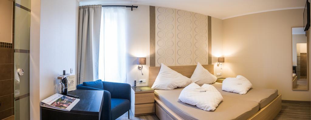 Pension Julia & Haus Elisabeth - Wallner'S Hofheuriger & Weinhof メルビッシュ・アム・ゼー エクステリア 写真