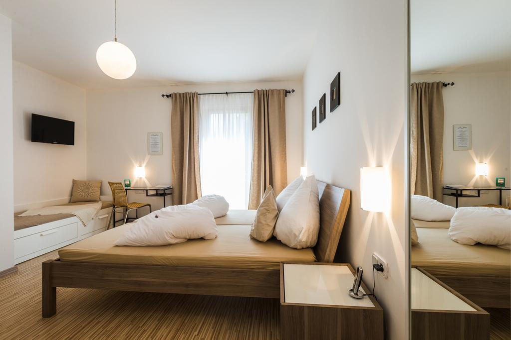 Pension Julia & Haus Elisabeth - Wallner'S Hofheuriger & Weinhof メルビッシュ・アム・ゼー エクステリア 写真